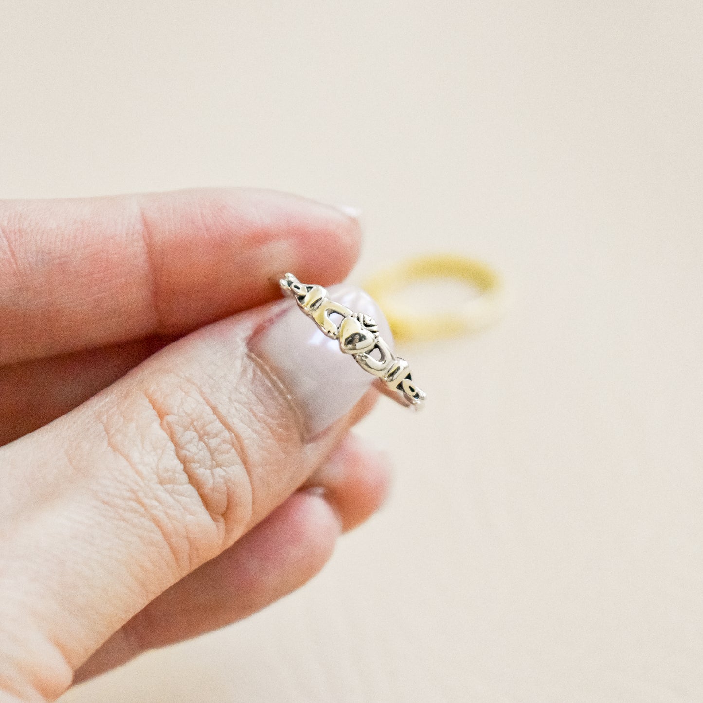 thin claddagh ring