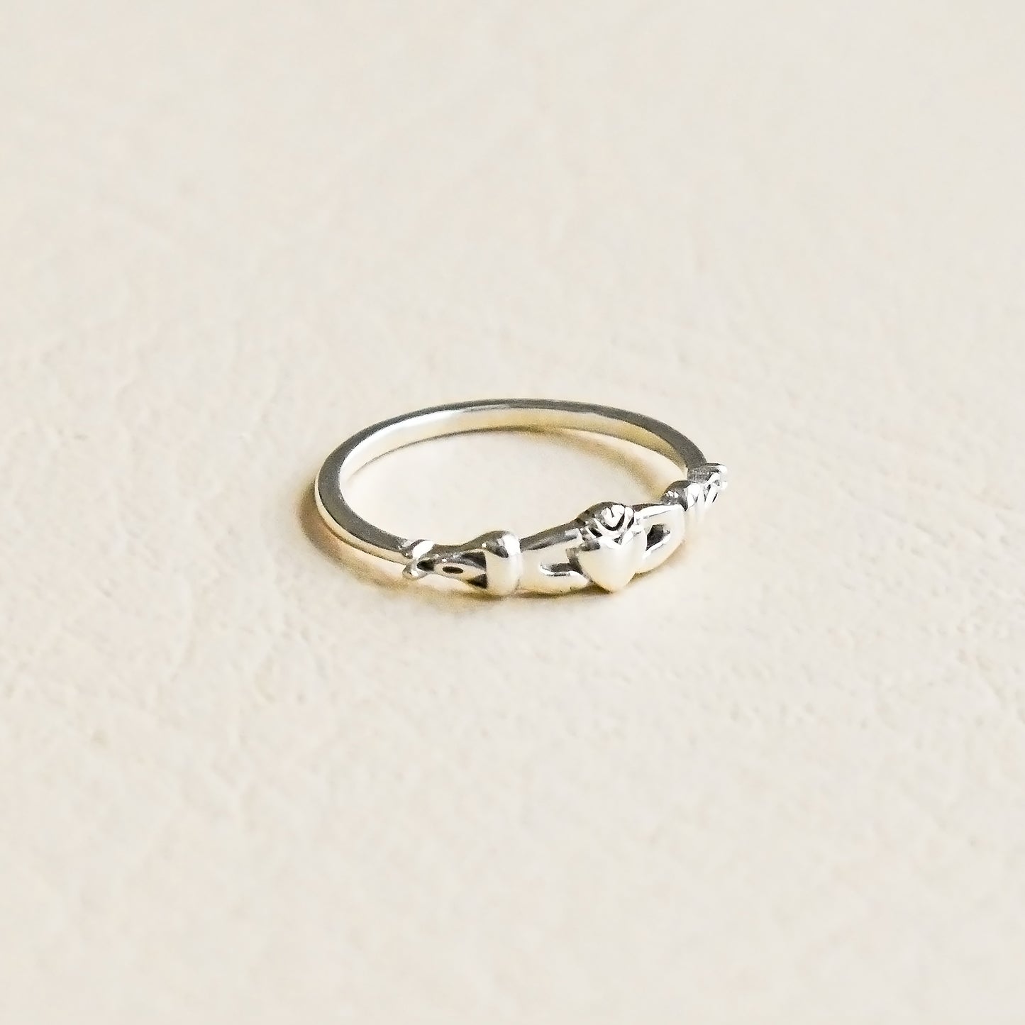 sterling silver dainty claddagh ring