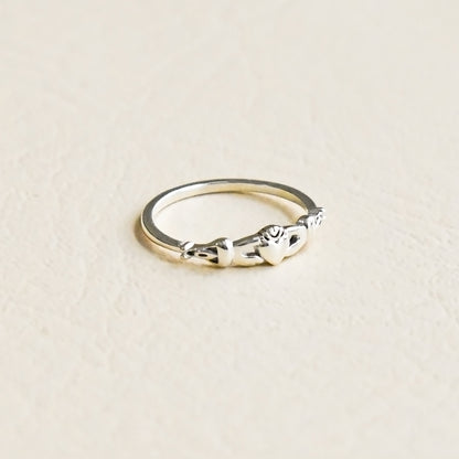 sterling silver dainty claddagh ring